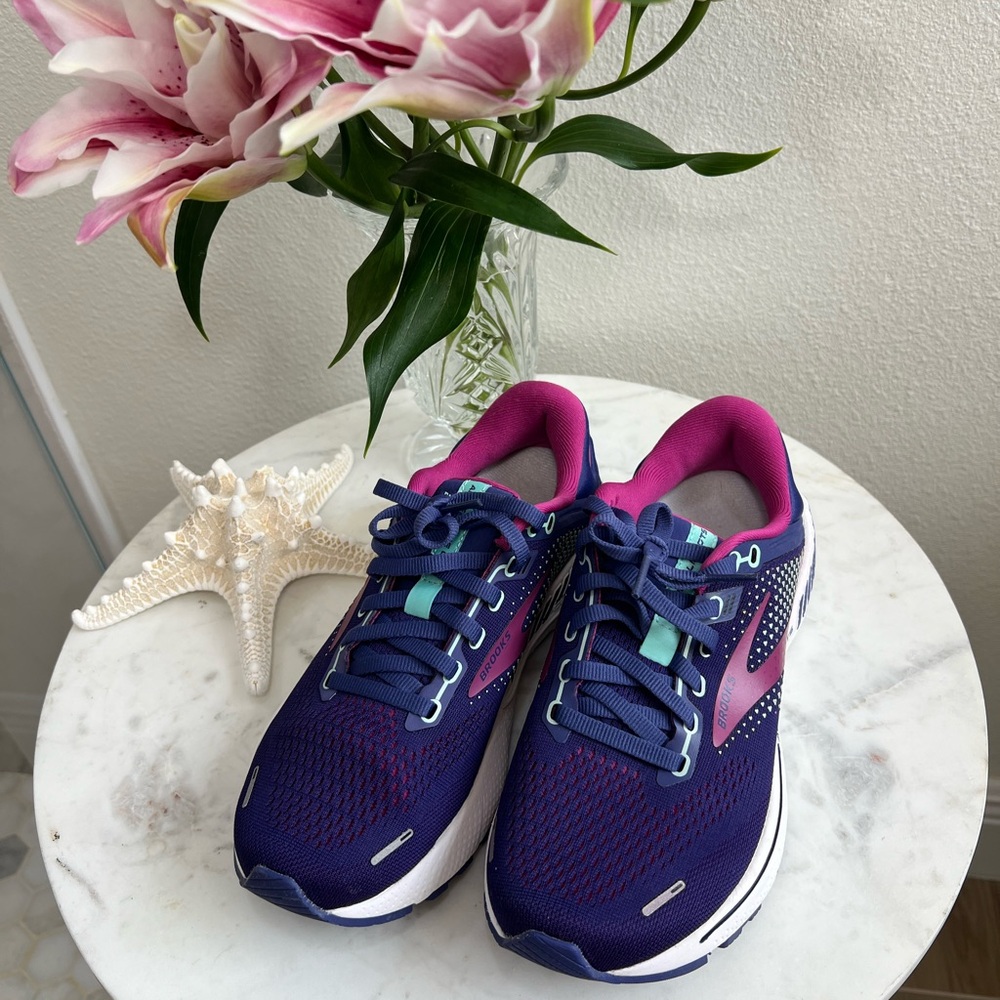 NEW Brooks Women's Brooks Adrenaline GTS size 6.5
